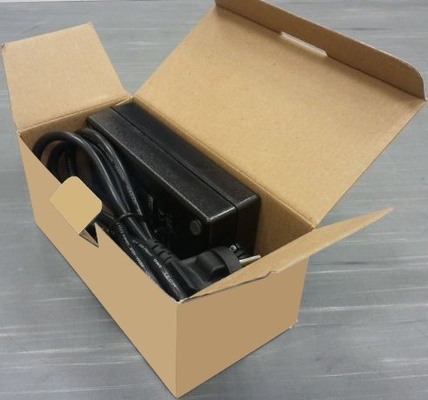 Adaptador de automóvil moderno de 60W DC 12V a AC 220V con conexión de escritorio 12VDC 5A Fuente de alimentación