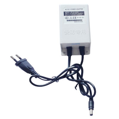 Excelente adaptador de energía 12V DC a prueba de agua con corriente de salida de 2000mA en blanco