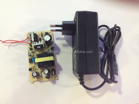 Enchufe en la conexión 24w 5v 12v 2a AC DC LED Adaptador de energía CCTV para una salida de energía estable