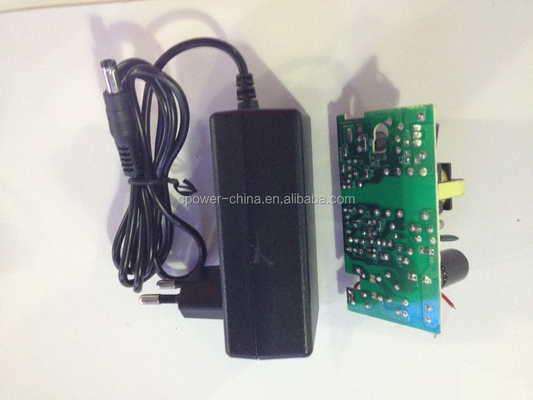 Enchufe en la conexión 24w 5v 12v 2a AC DC LED Adaptador de energía CCTV para una salida de energía estable