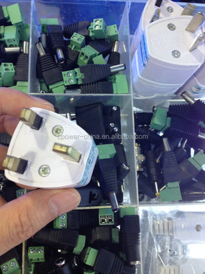 Adaptador de alimentación universal de CA conveniente y multifuncional Convertidor a EE.UU. / Reino Unido / UA / UE