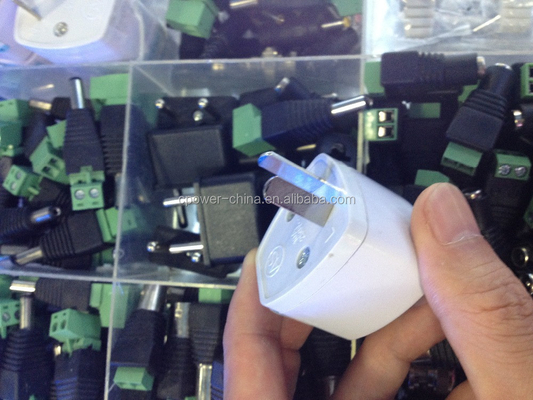 Adaptador de alimentación universal de CA conveniente y multifuncional Convertidor a EE.UU. / Reino Unido / UA / UE