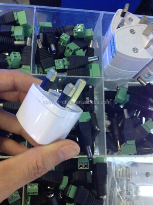Adaptador de alimentación universal de CA conveniente y multifuncional Convertidor a EE.UU. / Reino Unido / UA / UE