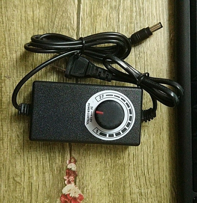 Enchufe 3-12V 24W DC Adaptador de energía ajustable Regulador de voltaje sin pasos 2A 5.5*2.1