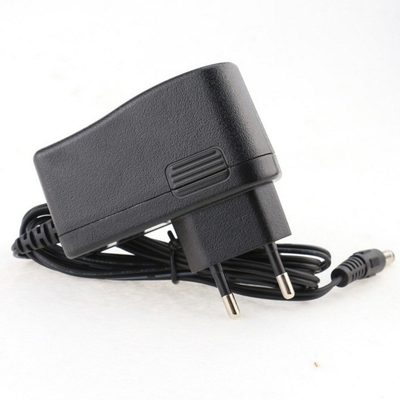 Adaptador de energía de 18W con entrada de corriente alterna de 100-240V y conexión de salida de corriente alterna de 12V 1.5A