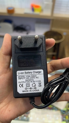 CE FCC ROHS certificado 16.8V 2A Cargador de batería de iones de litio para adaptador de alimentación C-Power