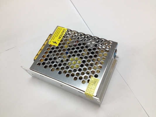 Fuente de alimentación de tamaño pequeño 24VDC 2.5A 60W para lámpara LED Plata Frecuencia de salida 50/60Hz