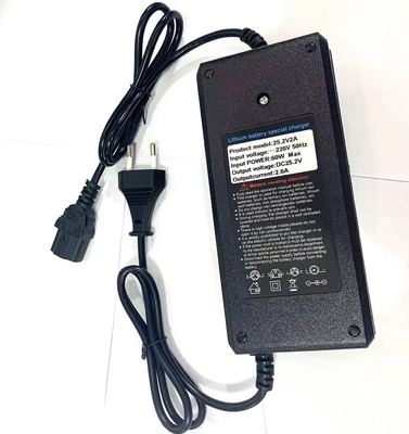 Potente y conveniente cargador de batería de adaptador 25.2V 2A para baterías de litio de potencia C