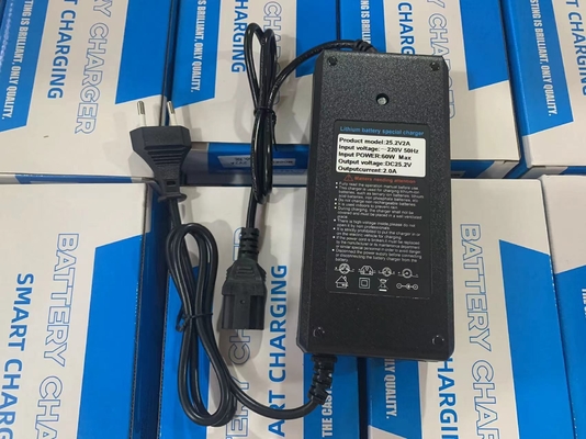 Potente y conveniente cargador de batería de adaptador 25.2V 2A para baterías de litio de potencia C