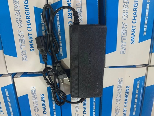 Potente y conveniente cargador de batería de adaptador 25.2V 2A para baterías de litio de potencia C